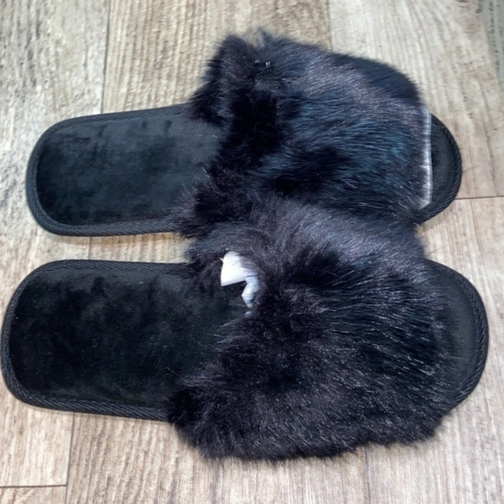 Fluffy slippers size 7/8